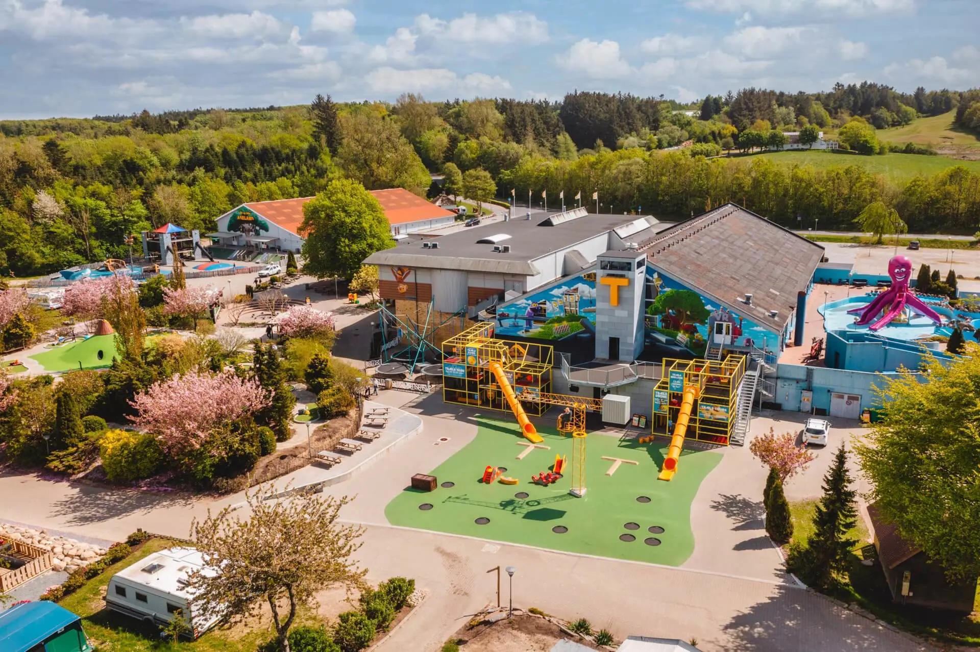 3 gebouwen op een rij in Jesperhus